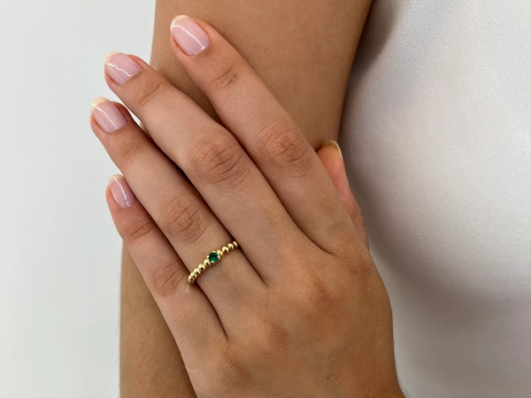 Anel Dourado Delicado com Cristal Verde